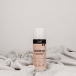 Bag Refresh: Sofortige Geruchs- und Bakterienbekämpfung für stilvolle Begleiter. Effektive Schimmel- und Bakterienprävention. Desinfiziert, reinigt für hygienische Sauberkeit. Auf weißer Decke vor neutralem Hintergrund präsentiert.