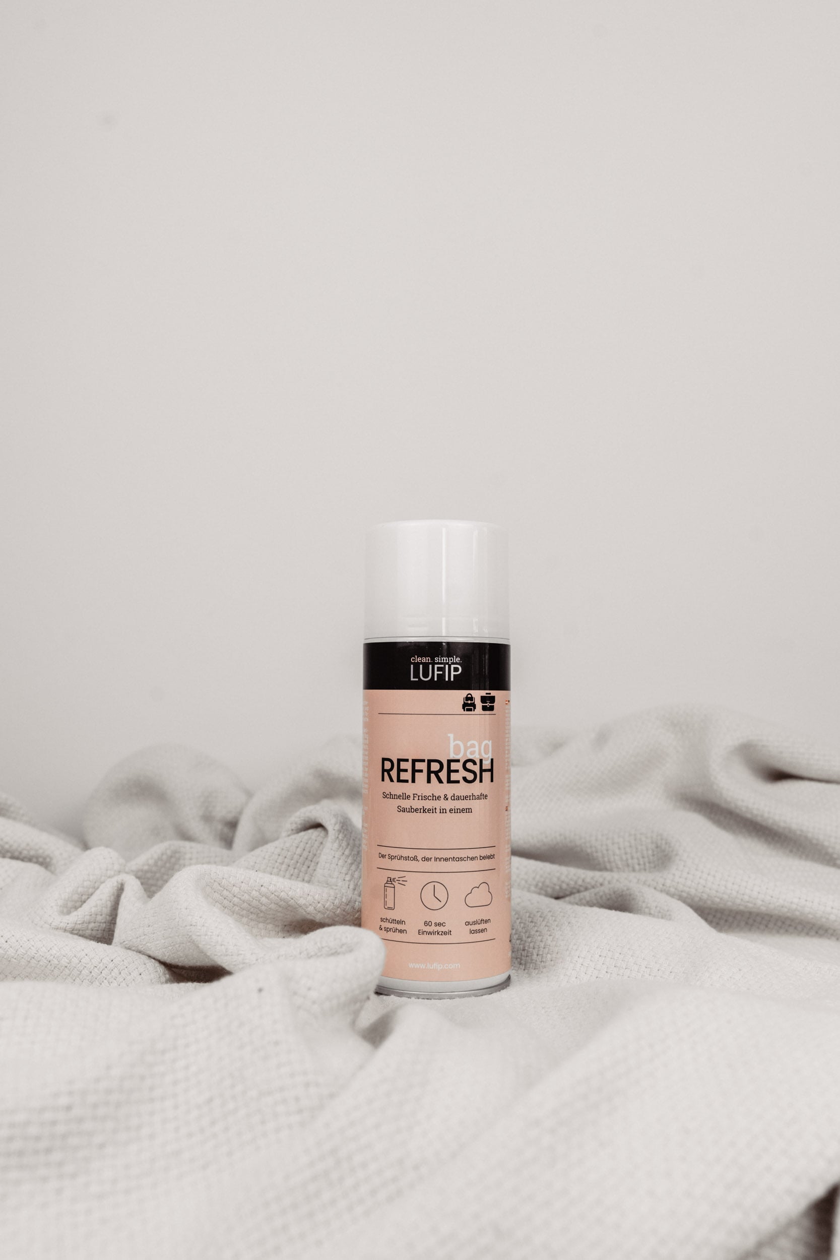 Bag Refresh: Sofortige Geruchs- und Bakterienbekämpfung für stilvolle Begleiter. Effektive Schimmel- und Bakterienprävention. Desinfiziert, reinigt für hygienische Sauberkeit. Auf weißer Decke vor neutralem Hintergrund präsentiert.
