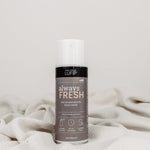 Always Fresh: Frischer Duft und effektive Geruchsbekämpfung für Schuhe. Vielseitig für verschiedene Schuhtypen. Auf weißer Decke vor neutralem Hintergrund präsentiert.