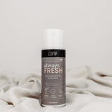 Always Fresh: Frischer Duft und effektive Geruchsbekämpfung für Schuhe. Vielseitig für verschiedene Schuhtypen. Auf weißer Decke vor neutralem Hintergrund präsentiert.