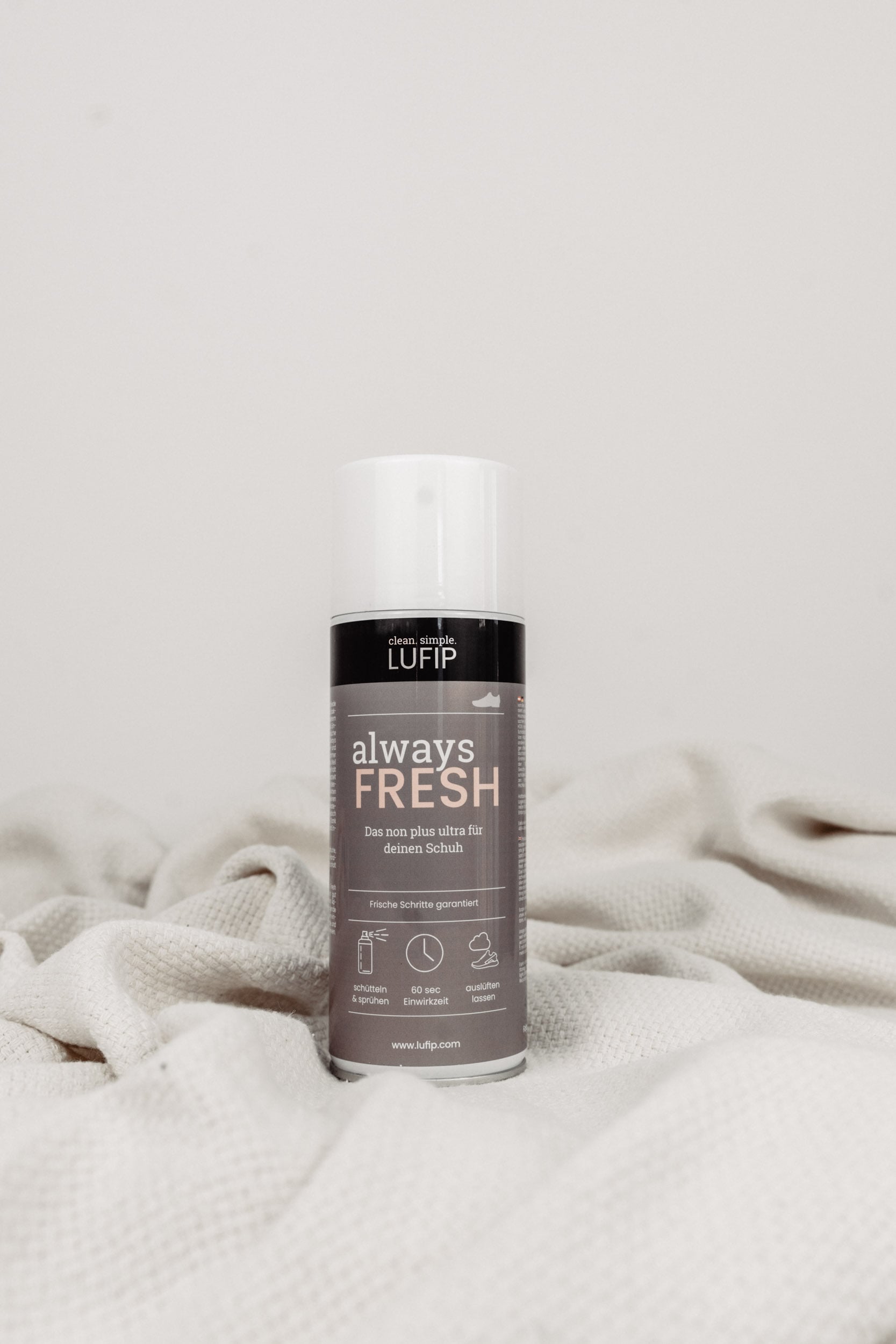 Always Fresh: Frischer Duft und effektive Geruchsbekämpfung für Schuhe. Vielseitig für verschiedene Schuhtypen. Auf weißer Decke vor neutralem Hintergrund präsentiert.