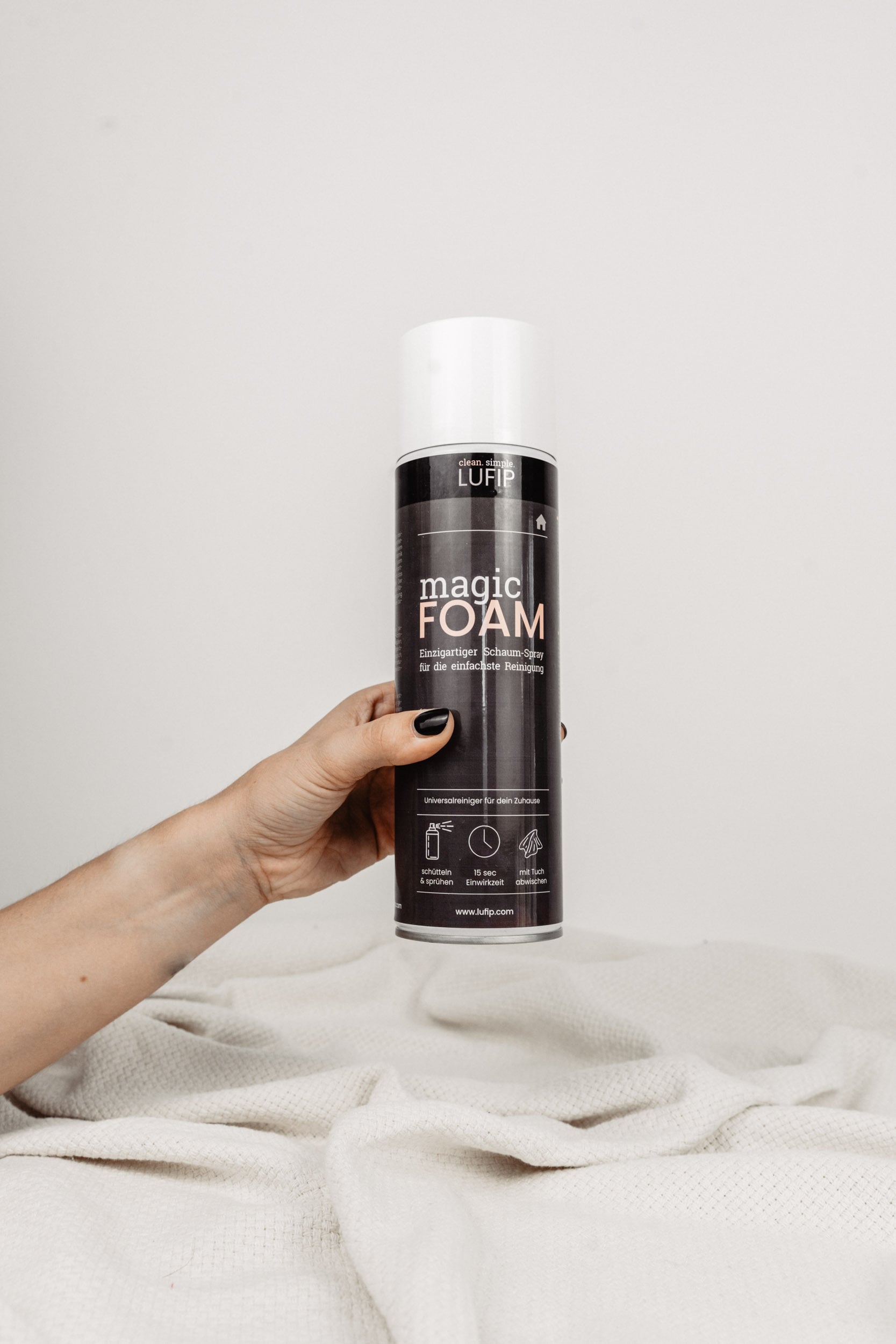 Magic Foam - Kreative Präsentation von links mit Hand vor neutralem Hintergrund. Vielseitiger Schaumreiniger für schnelle, schlierenfreie Reinigung