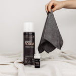 Magic Towel, Magic Foam und Quick Fix vor neutralem Hintergrund mit einer weißen Decke am Boden. Vielseitige Reinigungstücher, Schaumreiniger und Superkleber für verschiedene Reinigungs- und Reparaturaufgaben.