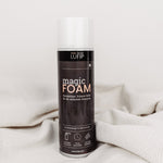 Magic Foam Dose - Vielseitiger Schaumreiniger für schnelle, streifenfreie Reinigung. Nutzbar auf allen Oberflächen. Ersetzt mehrere Reinigungsmittel. Effektiv und sparsam im Verbrauch. Dose auf weißer Decke vor neutralem Hintergrund.