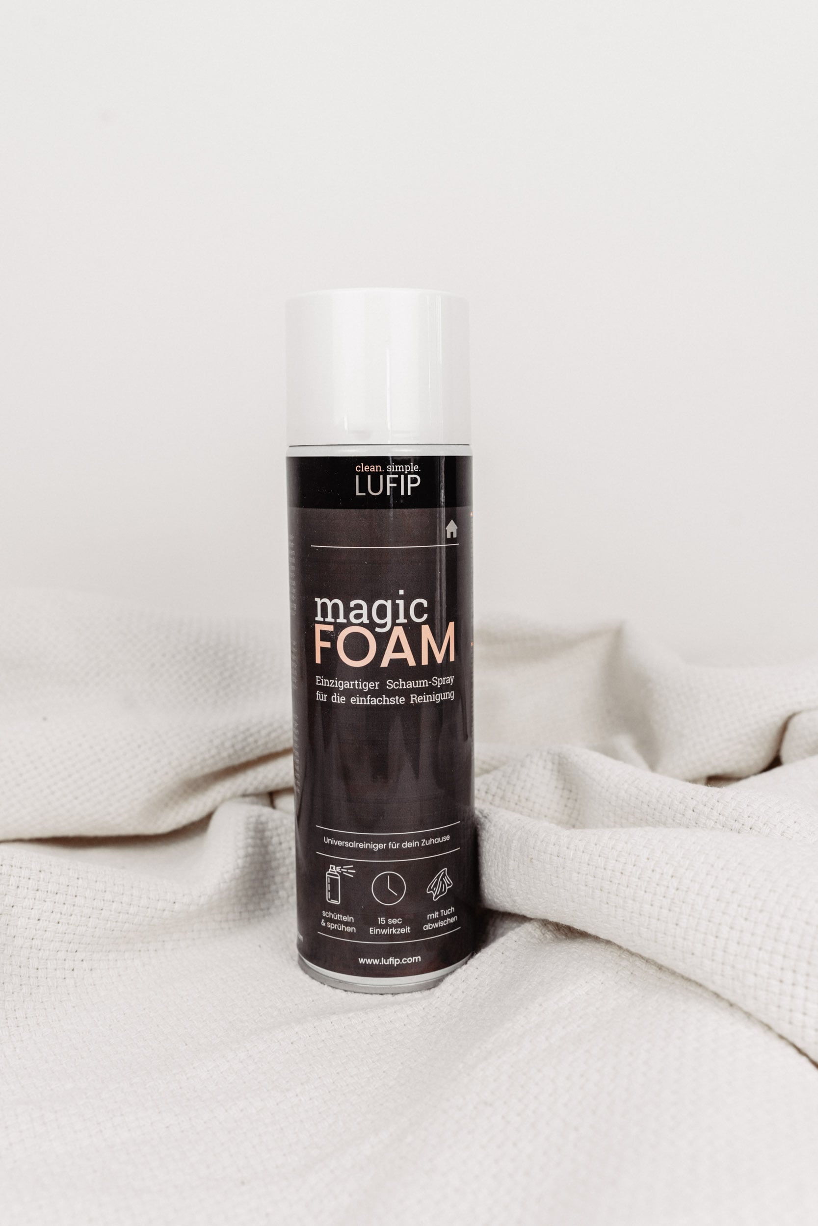 Magic Foam Dose - Vielseitiger Schaumreiniger für schnelle, streifenfreie Reinigung. Nutzbar auf allen Oberflächen. Ersetzt mehrere Reinigungsmittel. Effektiv und sparsam im Verbrauch. Dose auf weißer Decke vor neutralem Hintergrund.