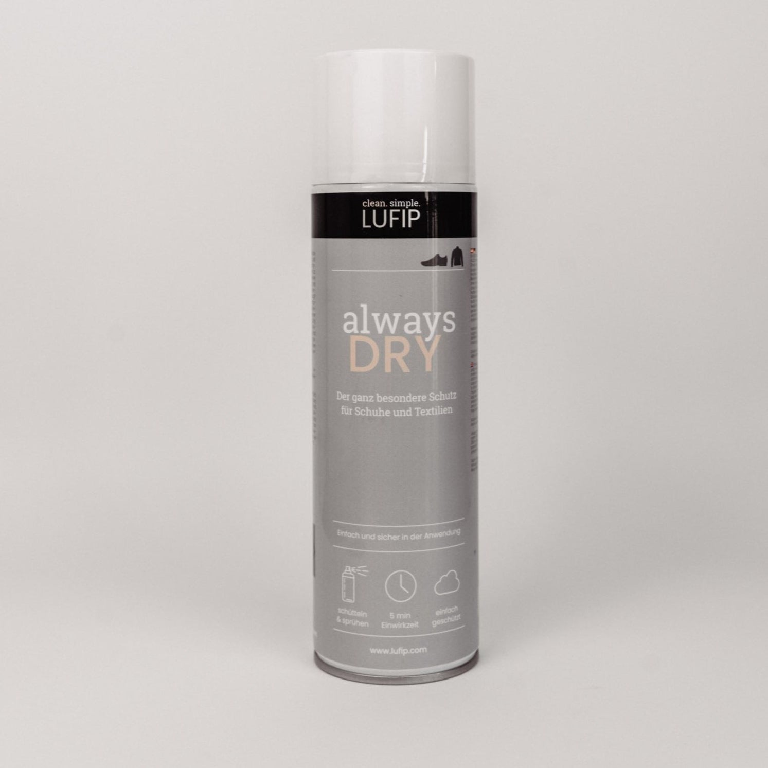 Always Dry Imprägnierspray: Frische für Schuhe und Textilien. Angenehmer Duft für langanhaltende Frische. Vor neutralem Hintergrund präsentiert. 