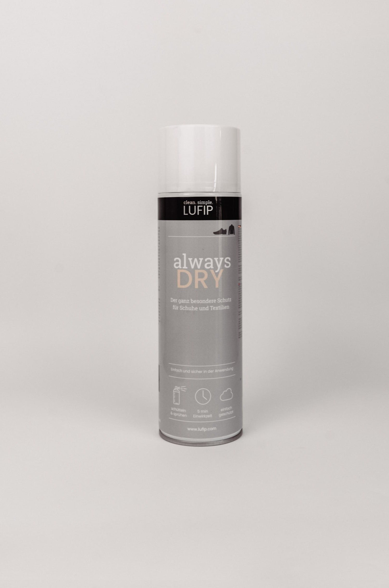 Always Dry Imprägnierspray: Frische für Schuhe und Textilien. Angenehmer Duft für langanhaltende Frische. Vor neutralem Hintergrund präsentiert. 