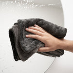 Dry Towel von LUFIP Wischt den spiegel ab mit der linken Hand