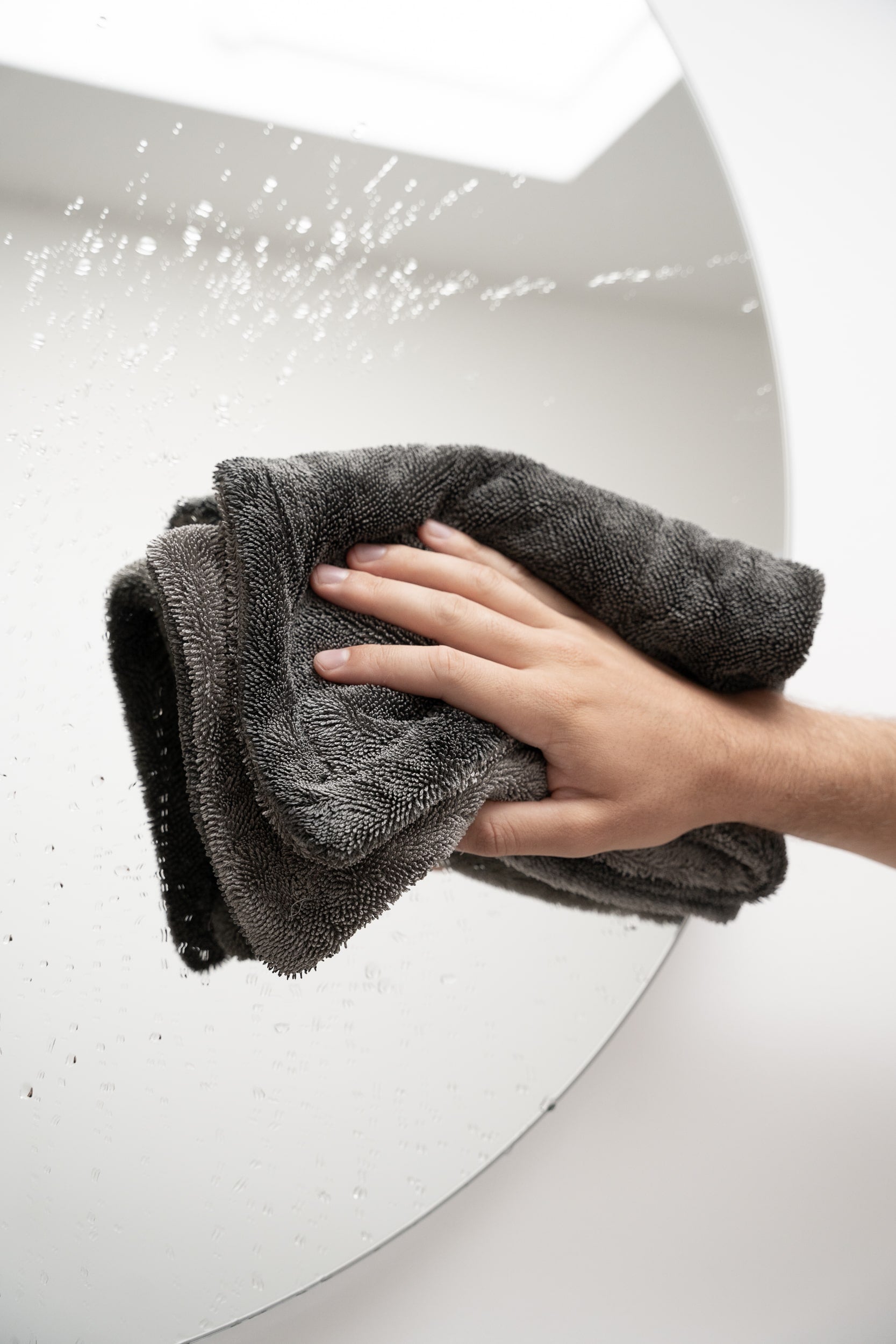 Dry Towel von LUFIP Wischt den spiegel ab mit der linken Hand