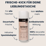 Bag Refresh Sprühdose in Rosa-Beige, umgeben von Pfeilen: für alle Taschen, dauerhafte Frische, inkl. Spezialadapter, kein Müffeln mehr, entfernt 99 % aller Bakterien, 100 % recycelte Weißblechdose; Überschrift „Frische-Kick für deine Lieblingstasche“.

