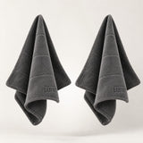 Zwei dunkelgraue LUFIP Ultra Towels mit dichter Twist-Struktur für starke Wasseraufnahme und streifenfreies Trocknen.