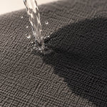 Wasser trifft auf das LUFIP Ultra Towel und wird von der dichten Twist-Struktur schnell aufgenommen.
