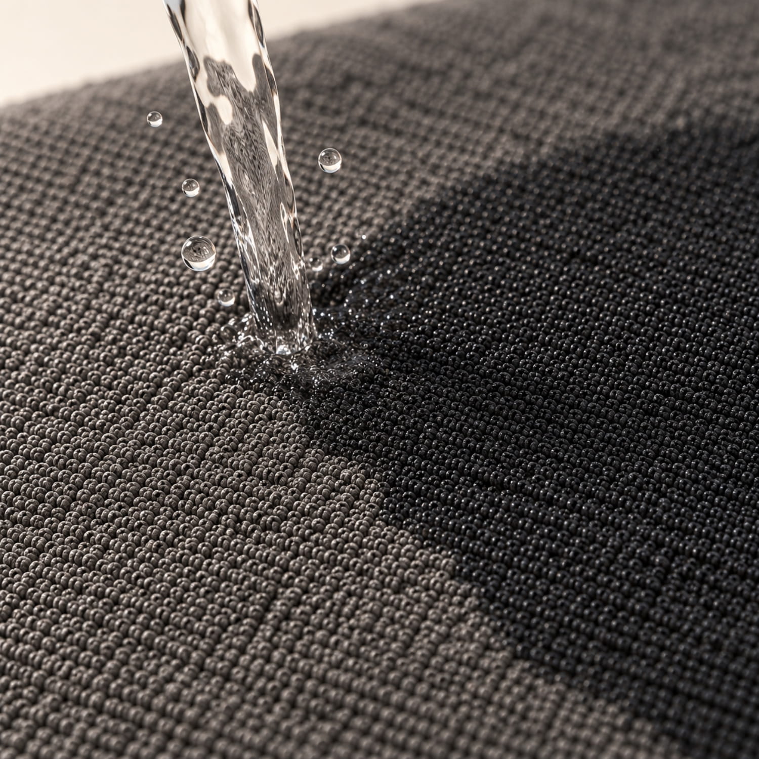 Wasser trifft auf das LUFIP Ultra Towel und wird von der dichten Twist-Struktur schnell aufgenommen.