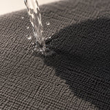 Wasser trifft auf das LUFIP Ultra Towel und wird von der dichten Twist-Struktur schnell aufgenommen.