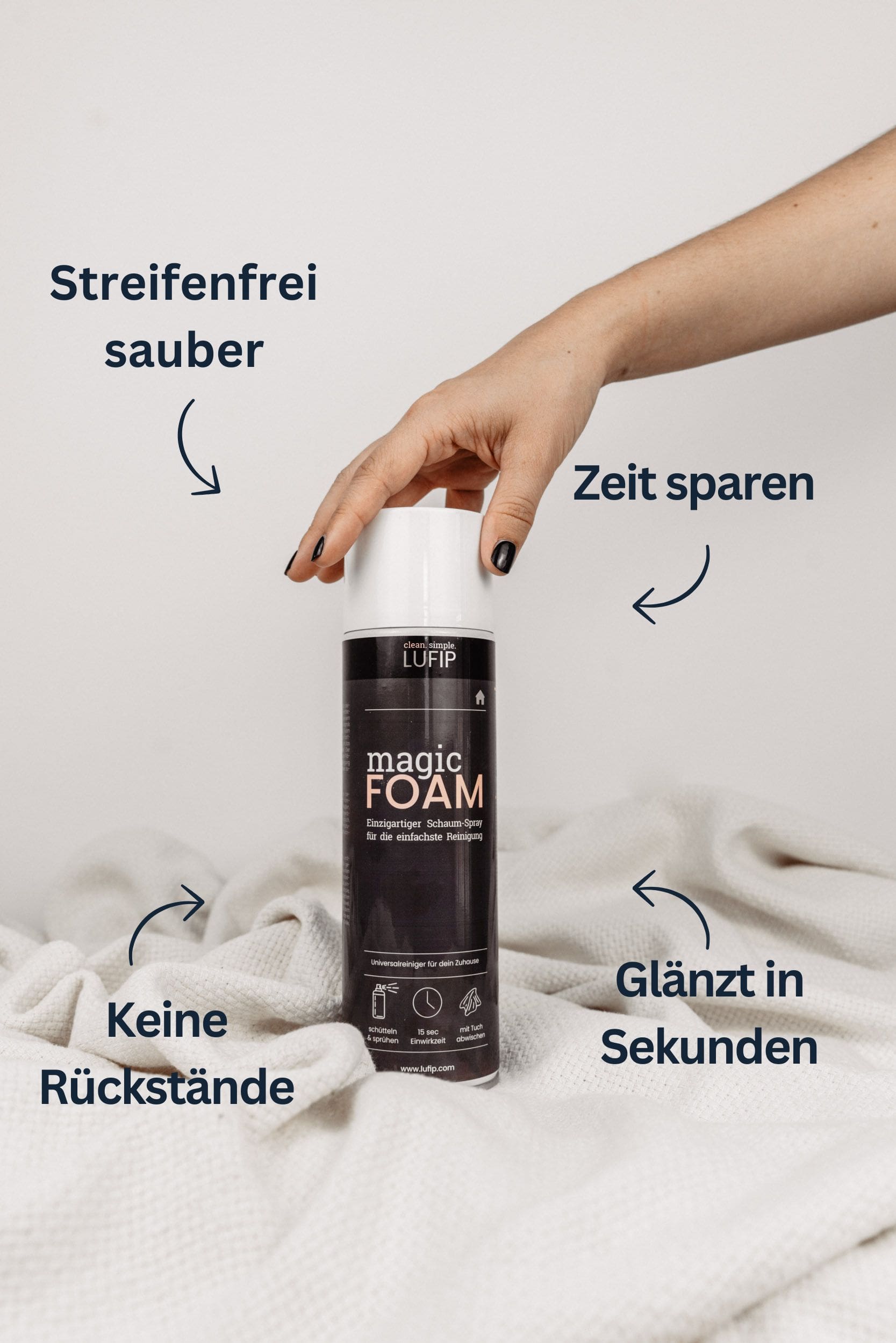 Hand greift zur Dose Magic Foam – der innovative Reinigungsschaum sorgt für streifenfreie Sauberkeit, glänzende Oberflächen, keine Rückstände und spart Zeit bei der Reinigung im gesamten Haushalt.

