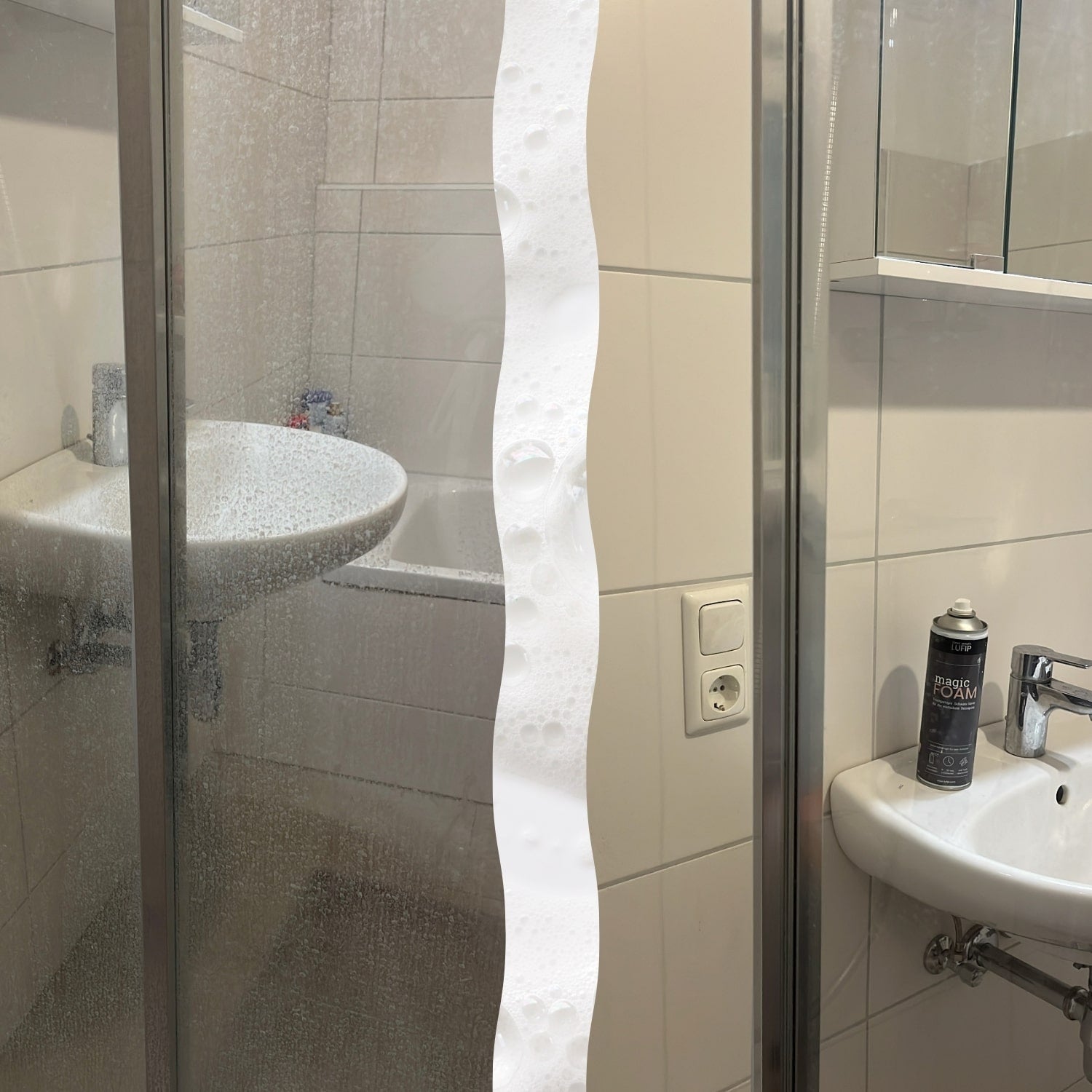 Duschkabine Vorher-Nachher Reinigung – Kalk und Wasserflecken auf Glas links, rechts klare und glänzende Glasfläche nach Magic Foam.