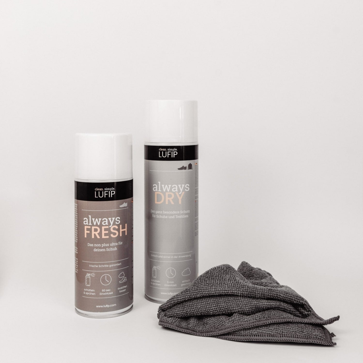 Schuh-Reinigungsset auf neutralem Hintergrund. Enthält Always Fresh, Always Dry und Magic Towel für langanhaltende Sauberkeit und frischen Duft in allen Schuharten. Effektive Geruchsbekämpfung und Pflege für wohlriechende Schuhe.