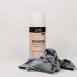 Handtaschenset: Sofortige Geruchsbeseitigung und Bakterienbekämpfung. Reinigung für hygienische Sauberkeit. Beinhaltet Bag Refresh und Micro Towel. Vor neutralem Hintergrund präsentiert.