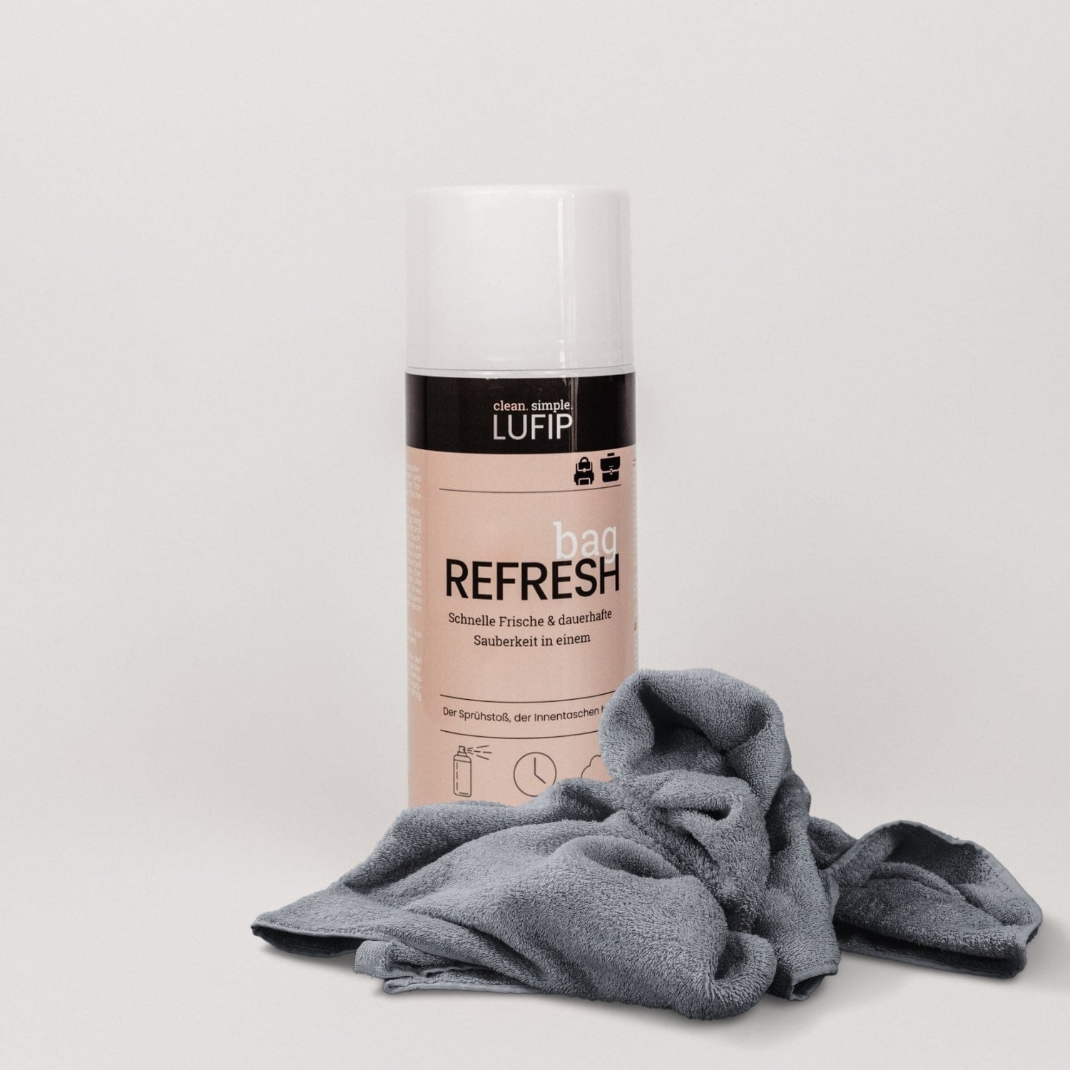 Handtaschenset: Sofortige Geruchsbeseitigung und Bakterienbekämpfung. Reinigung für hygienische Sauberkeit. Beinhaltet Bag Refresh und Micro Towel. Vor neutralem Hintergrund präsentiert.