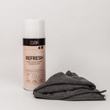 Handtaschenset: Sofortige Geruchsbeseitigung und Bakterienbekämpfung. Reinigung für hygienische Sauberkeit. Beinhaltet Bag Refresh und Micro Towel. Vor neutralem Hintergrund präsentiert.